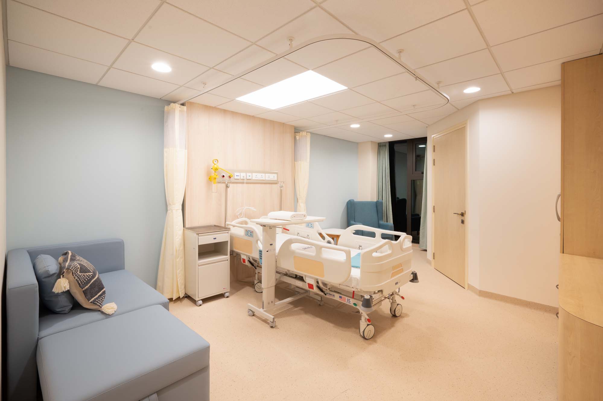 Private patient room at Rivea Vascular Hospital with adjustable bed and comfortable seating