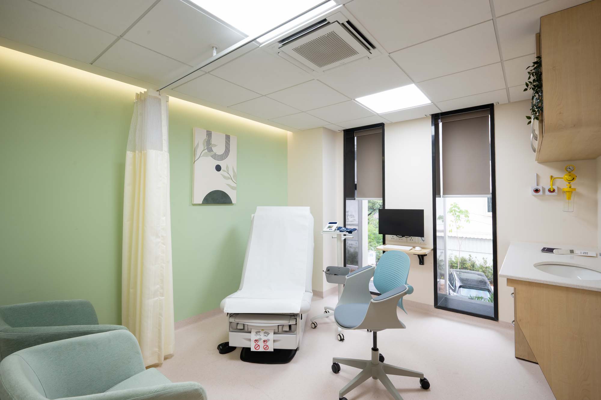 Well-lit and hygienic vascular treatment room at RIVEA Vascular clinic